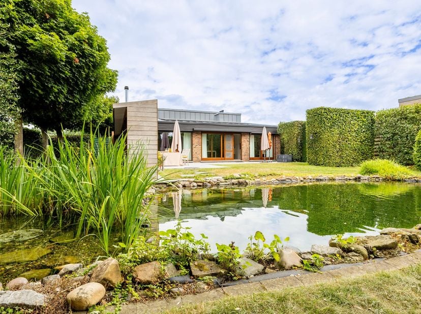 Op zoek naar rust, ruimte en groen, zonder in te boeten aan wooncomfort? Deze zeer goed onderhouden en instapklare woning combineert een royale bewoon