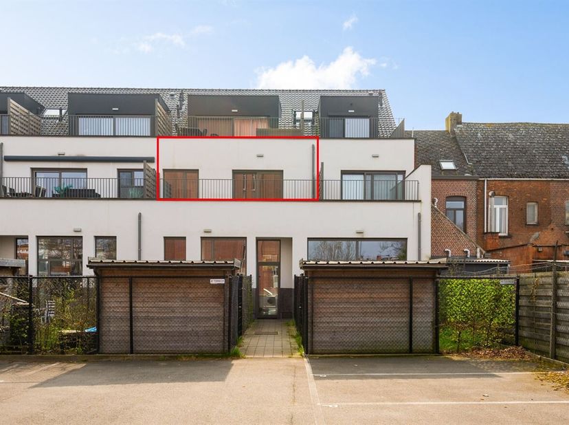 Openhuizendag op zaterdag 13 juni van 15u30 -16u30<br />
Dit prachtige maar vooral energiezuinig appartement is gelegen op de Spoorweglei in Lier, op