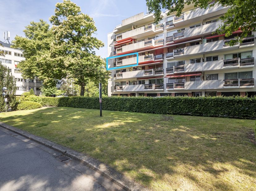 Dit mooi onderhouden appartement van ca.110 m² is gelegen in het rustige en residentiële woonpark "Park Elyseum", gelegen net binnen de Turnhoutse sta