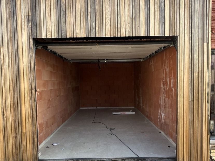 Grote, beveiligde garage van +/- 17 m², gelegen in het centrum van het dorp Havinnes.<br />
<br />
Deurbreedte 2,52 m<br />
Deurhoogte 2,24 m<br />