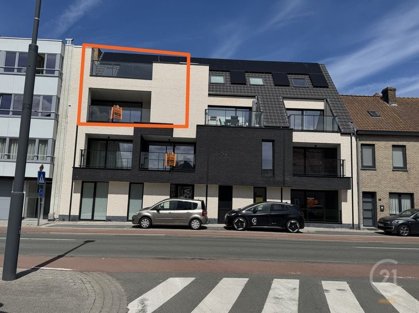 Dit nieuwbouwappartement is gelegen op het tweede verdiep van residentie Ribera langs de Oostendelaan te Middelkerke, op slechts 500 meter van het str