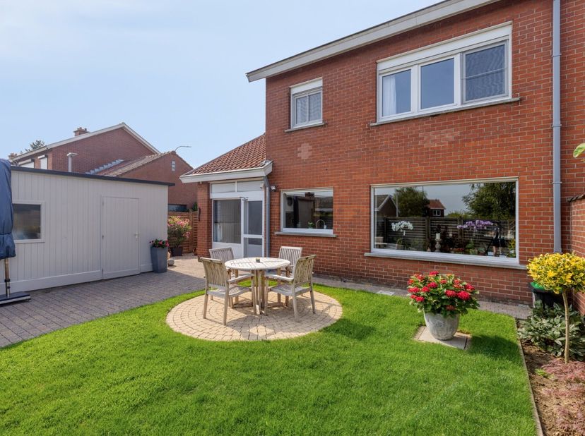 Verzorgde gezinswoning met garage en tuin. Deze half open bebouwing ligt in een rustige verkaveling aan de rand van het centrum. <br />
Deze woning li