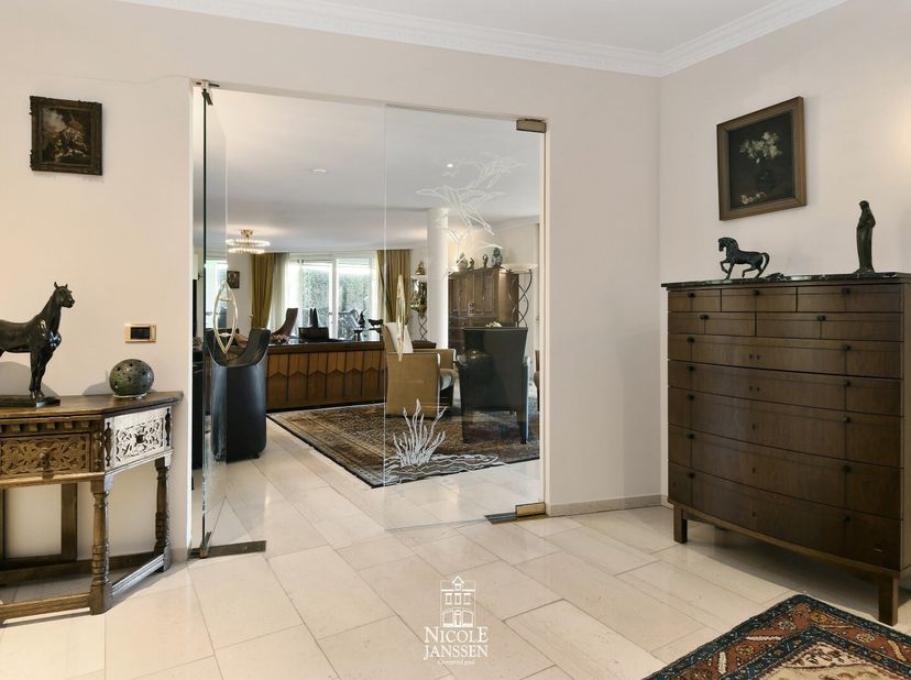 Dit prachtig instapklare gelijkvloerse appartement van meer dan 200 m² combineert ruimte, comfort en een uitstekende ligging. U beschikt over een ruim