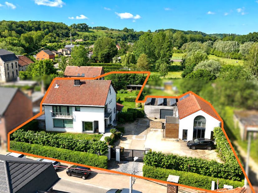 Belle propriété comprenant une spacieuse maison (+/- 345m² d'après PEB) 4 à 7 chambres et un espace de bureaux non-attenant (+/- 113m² d'après plans)