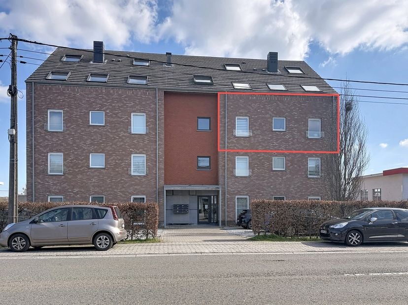 EasyHome heeft het genoegen u dit mooie appartement met 2 slaapkamers van 76 m² voor te stellen, met een prachtig uitzicht op de velden en bossen van