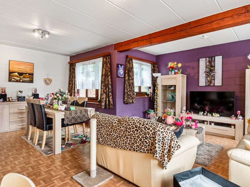 Dit toffe gelijkvloers appartement is uniek gelegen in een doodlopende straat te Zandvliet. Het is hier bijzonder rustig wonen en toch vindt u winkels
