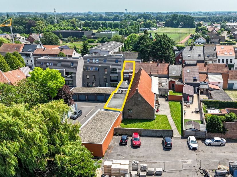 Centraal gelegen in het hart van Oudenburg vindt u dit veelzijdige handelspand met woonst op een perceel van 170 m². Dankzij de combinatie van commerc