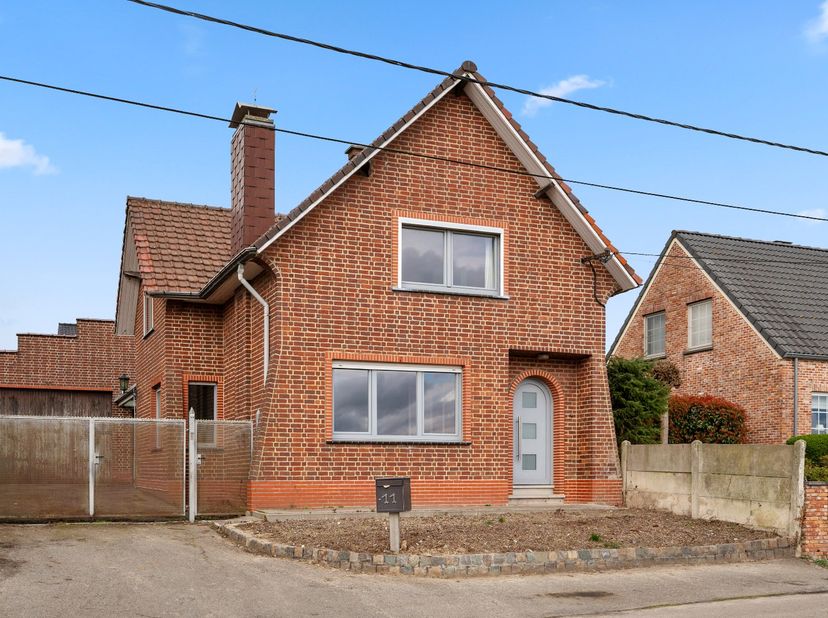 Deze ruime open bebouwing in Linter is een potentiële droomwoning voor wie op zoek is naar veel ruimte en rust. Gelegen in een rustige straat met uitz
