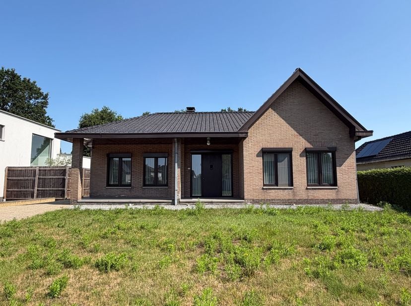 Op een toplocatie, vlak bij het prachtige natuurgebied De Wijers in Zonhoven, bevindt zich deze ruime gelijkvloerse woning met 3 slaapkamers op een pe