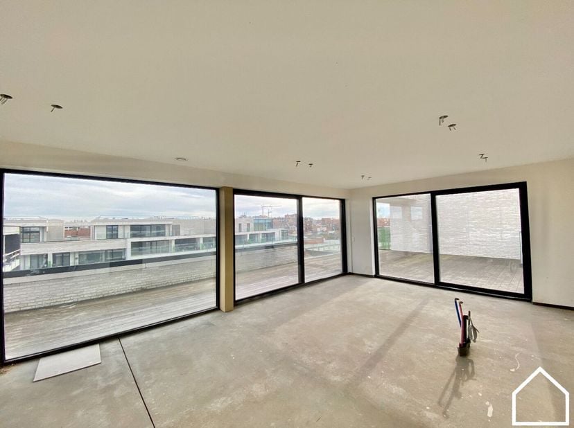 Dit prachtige penthouse in het hart van Ieper biedt een luxueuze en comfortabele leefruimte met een adembenemend uitzicht op de historische stad. Gele