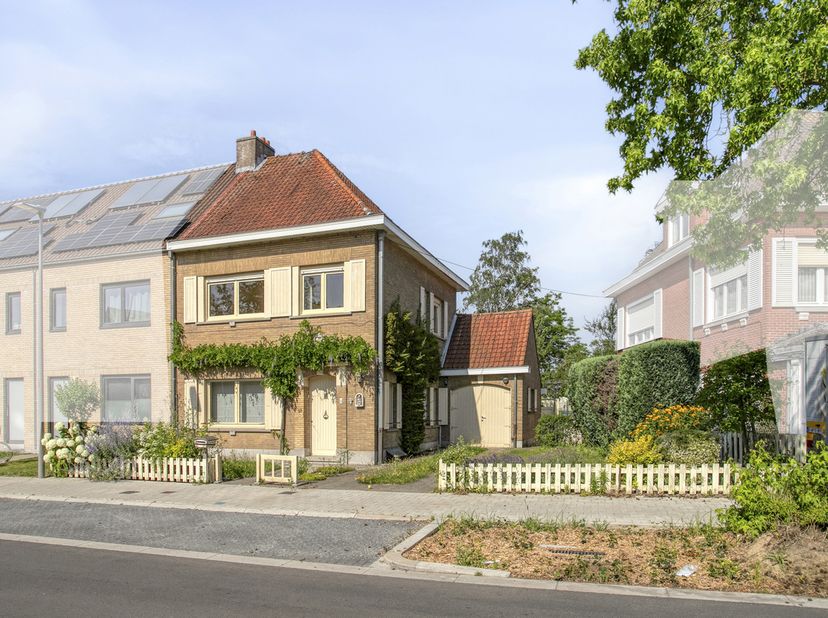 Disposition : <br />
<br />
Rez-de-chaussée : <br />
- hall d'entrée avec toilettes invités<br />
- espace de vie spacieux et lumineux<br />
- cuisine