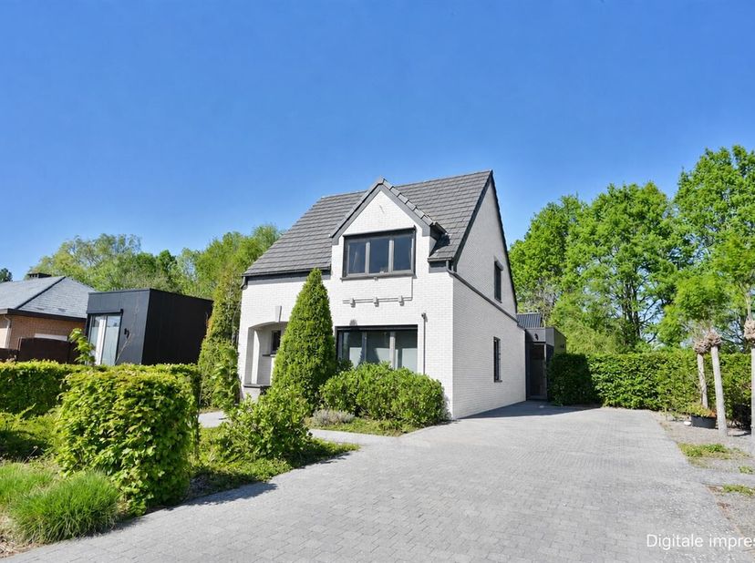 Deze verzorgde open bebouwing combineert ruimte, licht en functionaliteit op een rustige en kindvriendelijke locatie. Dankzij de doordachte indeling e