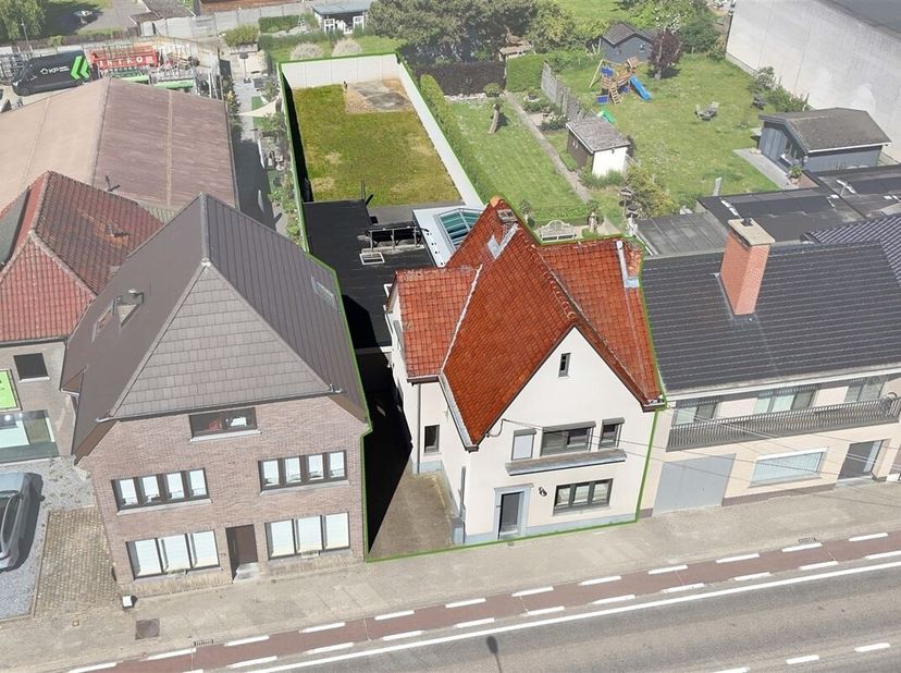 Stijlvol gerenoveerde gezinswoning met 4 slaapkamers op een zonnig perceel van 5a08ca<br />
Omgeving:<br />
+ Centrale ligging met vlotte bereikbaarhe