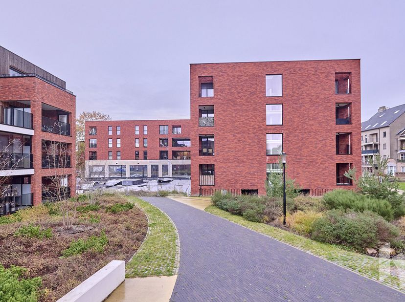In residentie Agter de Heuf op de 3e verdieping ligt dit levensloopbestendige appartement van 2023. Het heeft 2 slaapkamers, is gesitueerd op een hoek