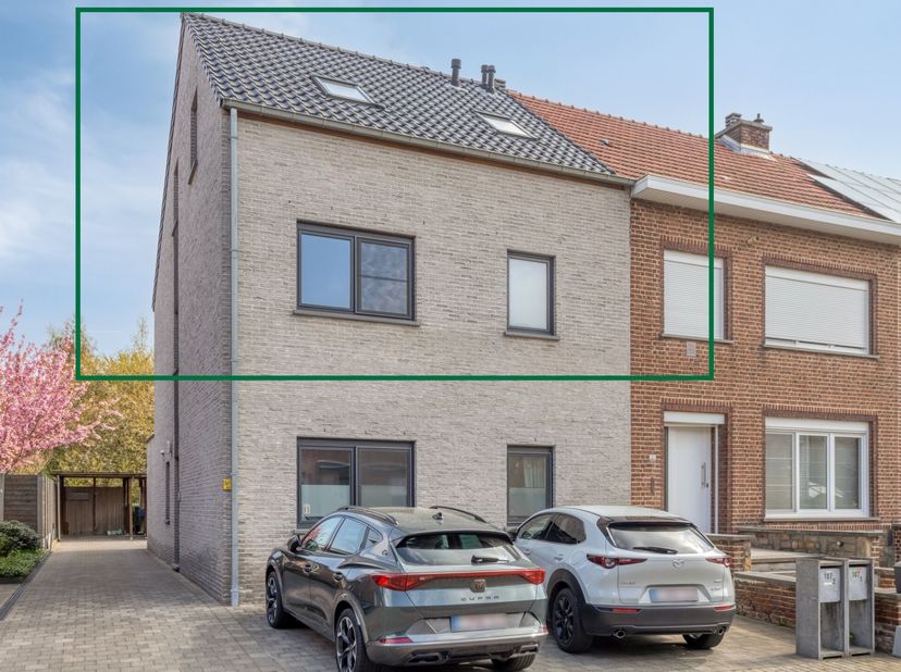 Ontdek deze lichtrijke duplex (120 m²) uit 2014, gelegen in een rustige residentiële buurt met alle faciliteiten binnen handbereik.<br />
<br />
Op de