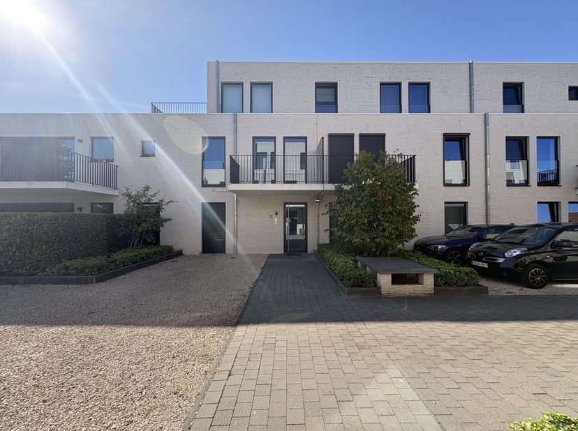 Appartement récent avec deux chambres et une grande terrasse<br />
Situation : Bien situé et facilement accessible, avec un bon accès à l'E34 et aux c