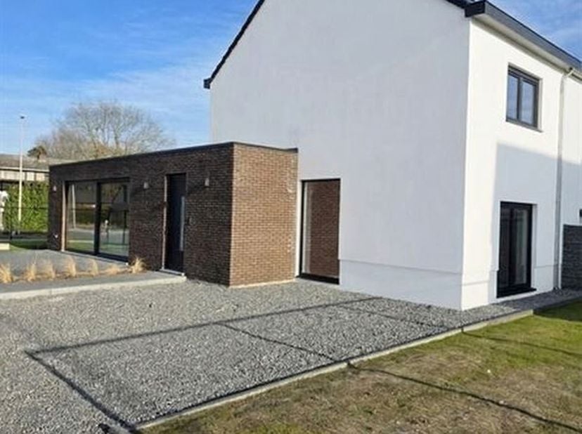 TE KOOP  Moderne, instapklare woning in gegeerde buurt<br />
Adres: Doodlopende, rustige straat, Winkelstraat 3, Genk<br />
Bewoonbare opp.: 164 m² <b