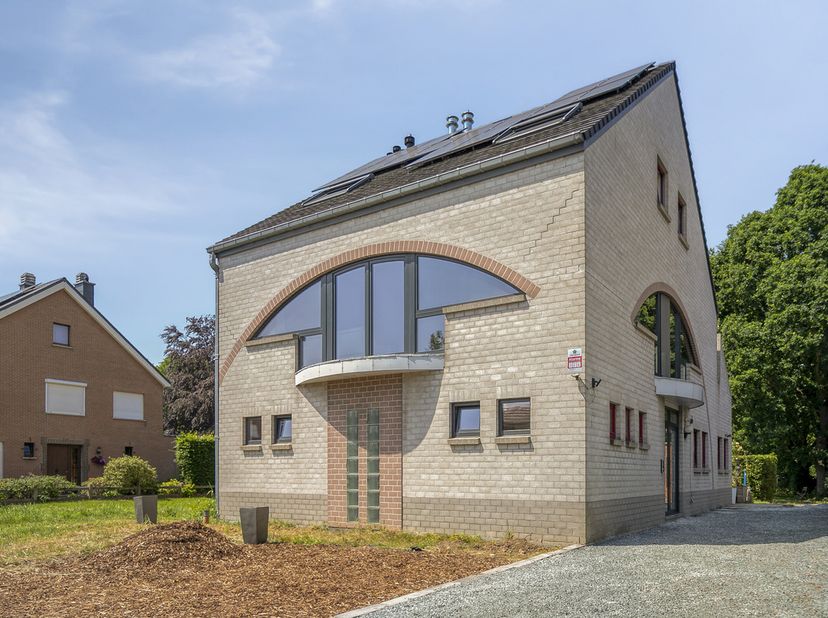 Het pand beschikt over een ruime private parking, waardoor er meer dan voldoende plaats is voor bewoners en bezoekers. Daarnaast vormt de grote tuin e