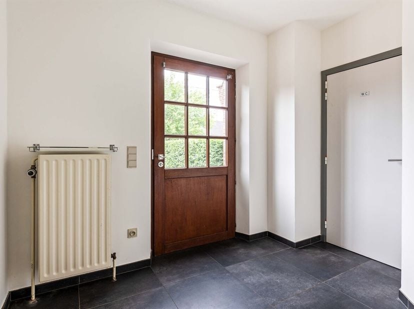 Bienvenue dans cette maison étonnamment spacieuse et rafraîchissante située à Watering 9A à Bouwel. Cette propriété combine une disposition pratique a