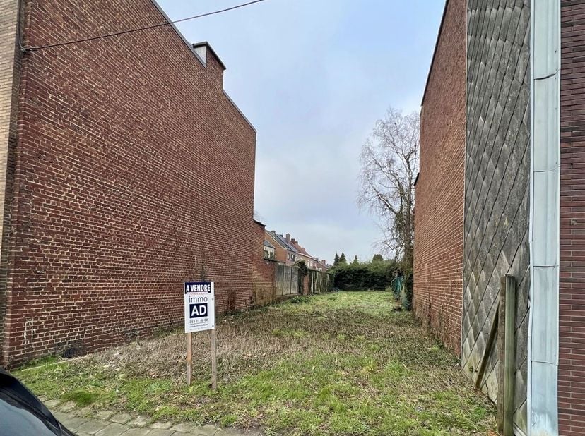 Bent u op zoek naar de perfecte locatie voor uw stadswoning? Dit perceel bouwgrond van ca. 3 are biedt een unieke kans om uw droomhuis te realiseren.
