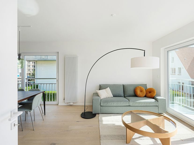 Appartement entièrement rénové (2 chambres) avec vue dégagée sur la verdure, idéalement situé à proximité de la plage de Duinbergen.<br />
Composition