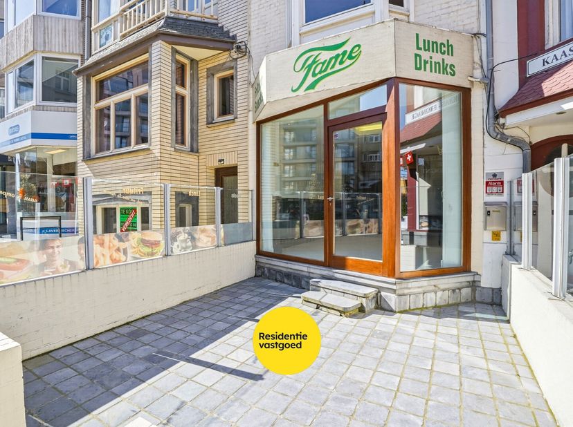 Goed gelegen gebouw op 117m² te De Panne bestaande uit een handelsruimte en woonst. Dit eigendom voorzien van een prachtige gevel in cottagestijl (vak