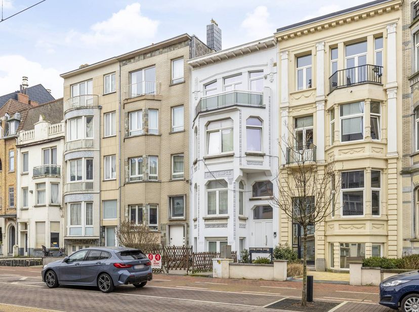 Op de 2de verdieping van deze kleinschalige residentie met charmante gevel vinden we dit ruim en gezellig appartement met 2 volwaardige slaapkamers en