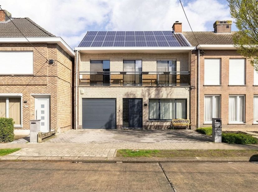 Charmante woning met 4 slaapkamers, zolder en tuinterras.  Centraal gelegen nabij centrum Berlaar. Vlotte verbindingen naar omliggende gemeentes en op