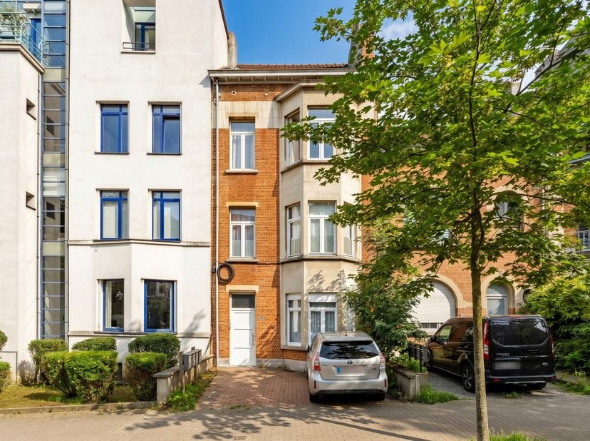 UCCLE, dans un agréable quartier résidentiel et arboré, non loin du parvis Saint-Pierre et du parc Brugmann, à proximité de toutes les facilités (tran