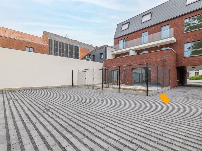 Cet appartement au rez-de-chaussée offre une combinaison particulièrement intéressante d'accessibilité, de visibilité et de confort de vie. Sa situati