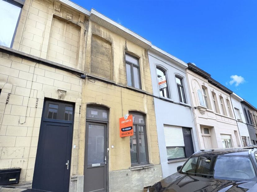 STADSWONING VOLLEDIG NIEUW AANGEKLEED<br />
Op de rand van het centrum werd deze woning recent volledig gerenoveerd, van kelder tot zolder, degelijk e