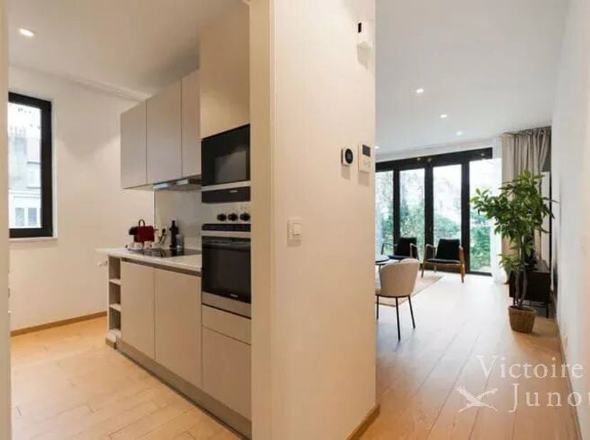 Gelegen in het hart van de Brugmannwijk, biedt Victoire-Junot u, in het NEURAY 12-gebouw, dit luxe appartement van 136 m².<br />
Het bestaat uit: een