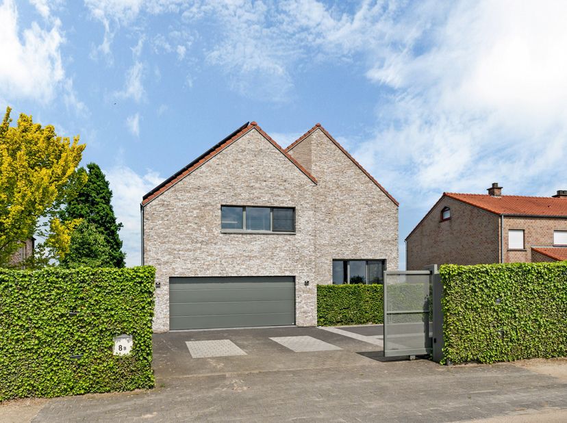 In het gegeerde Sint-Lambrechts-Herk bevindt zich deze uitzonderlijke, instapklare woning waar ruimte, luxe en rust harmonieus samenkomen. De woning w
