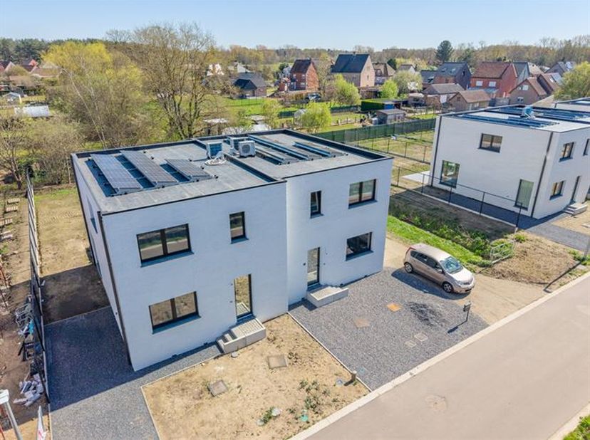 In het groene en rustige Averbode vindt u deze moderne halfopen woning op een uitzonderlijke locatie waar natuur en comfort naadloos samenkomen. U woo
