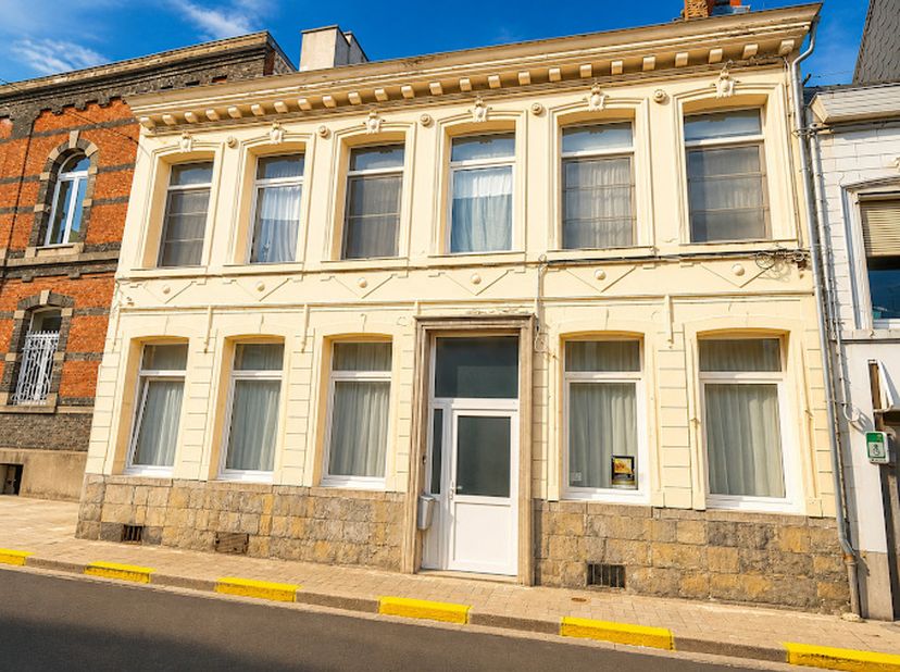Spacieuse maison de caractère offrant un grand potentiel.<br />
Possiblité d'y exercer une profession libérale, maison idéale pour famille reconstitué