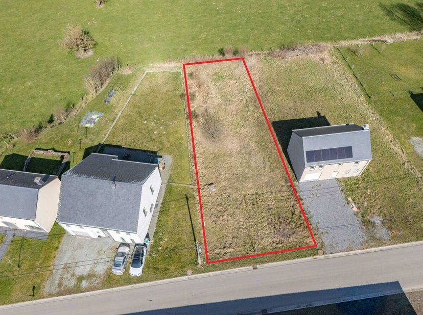 ERA B-LUX presenteert u met veel plezier deze bouwgrond van 8,8 are, gelegen in een woonwijk in de gemeente Sainte-Ode. Dit vlakke perceel is bij uits