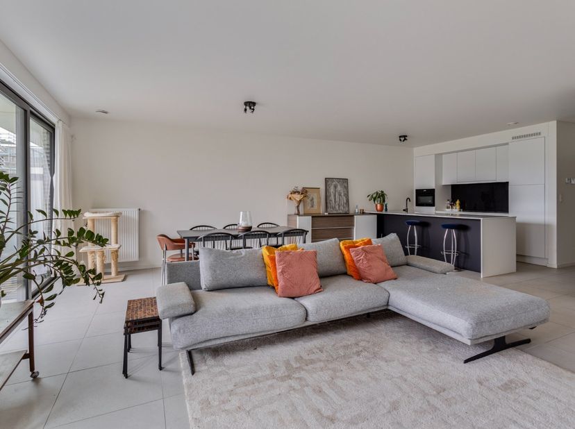 Dit gelijkvloers en instapklaar nieuwbouwappartement met 3 slaapkamers, tuin, terras, private kelderberging en 2 ondergrondse autostaanplaatsen is gel