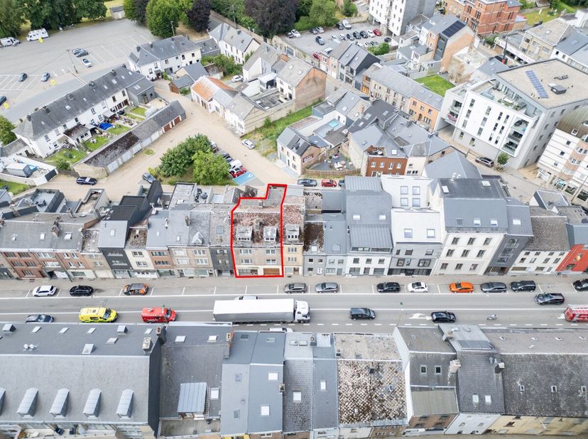 ERA B-LUX vous présente un ensemble de deux maisons idéalement situées dans le centre de Bastogne.La première maison se compose dun garage avec accès