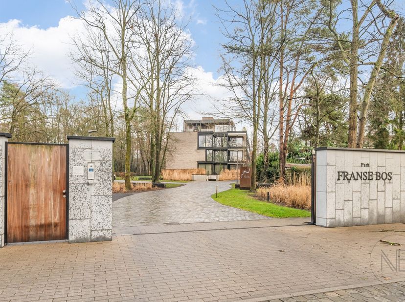 In het gegeerde domein van het Franse Bos bieden wij dit kwalitatief afgewerkte, instapklare appartement aan, gelegen in een oase van rust en groen, m