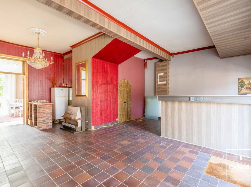 Dit handelspand met ruime woonst is uitstekend gelegen aan het gezellige dorpsplein van Melle.&amp;nbsp;<br />
<br />
Vooraan de woning ligt de veelzijdig