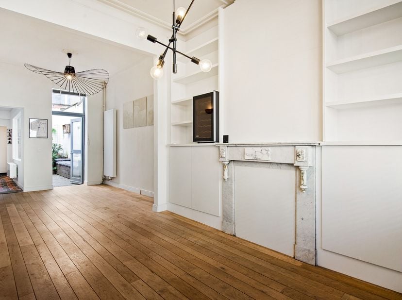 Deze prachtige woning bevindt zich in een rustige eenrichtingsstraat op wandelafstand van het centrum van Wilrijk met tal van winkels, supermarkten, s