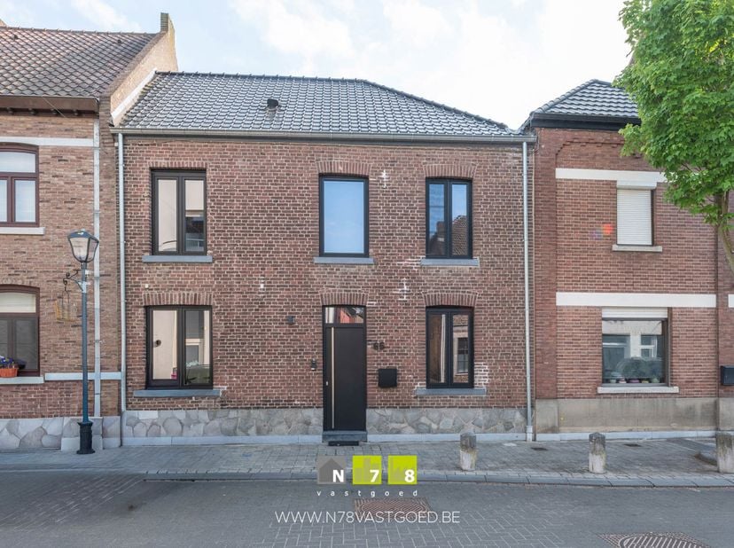GERENOVEEERDE GEZELLIGE RIJWONING MET 3 SLAAPKAMERS OP EEN PERCEEL VAN 2A 94CA TE STOKKEM<br />
TROEVEN<br />
- Mooie en gezellige gerenoveerde rijwon