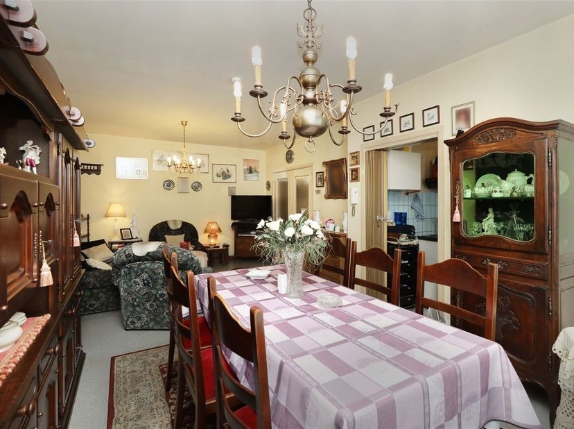 Gunstig gelegen gelijkvloers appartement met 2 slaapkamers én ruim zonnig terras<br />
<br />
Omgeving:<br />
+ Rustig en centraal gelegen<br />
+