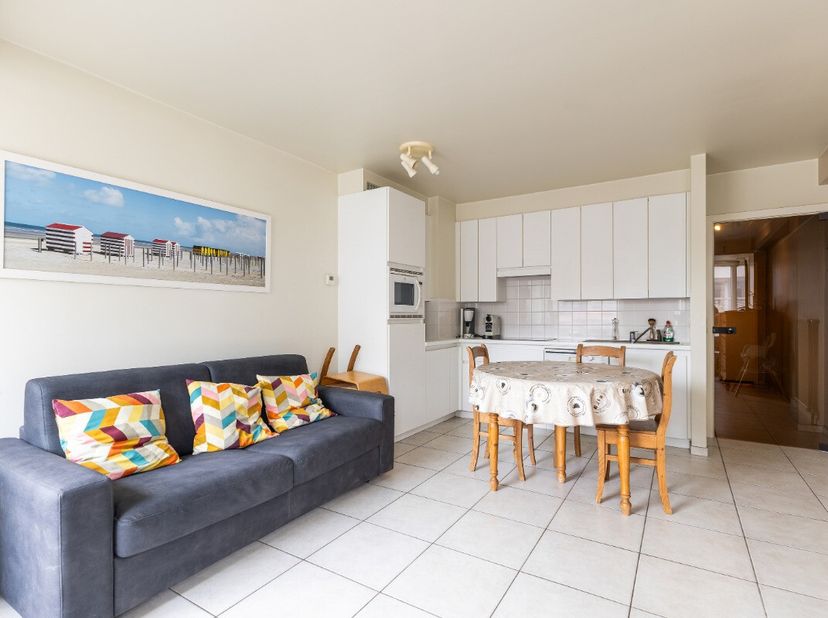 [[ CE BIEN PARTICIPE À LA JOURNÉE MAISONS OUVERTES ERA LE 13/6 DE 16:00 À 17:00 ]] La Panne : Spacieux studio-appartement avec vue latérale sur la mer
