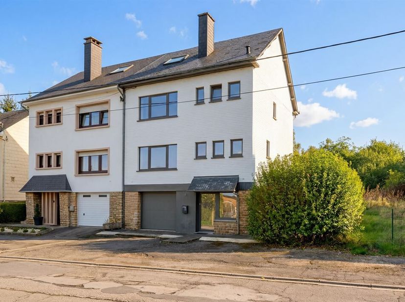 W Immobilière biedt u in Aarlen, in een rustige en aangename doodlopende straat, een prachtige volledig gerenoveerde woning met garage en tuin.<br />