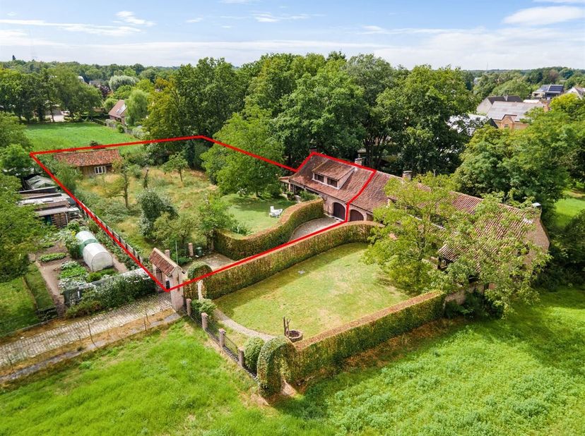 Unieke halfopen bebouwing in fermette stijl op ruim ingesloten perceel van bijna 3.400 m²!<br />
De woning is als volgt ingedeeld:<br />
Een inkomhal