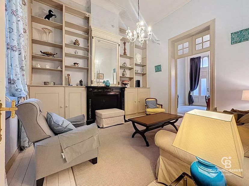Bel appartement meublé de +- 100m² situé au rez-de-chaussée et -1 (souplex) d'une belle maison de ville de style bruxelloise avec 3 logements.<br />
C