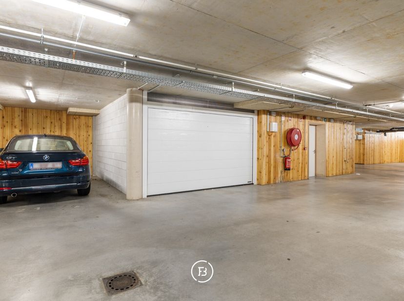 Centraal in Wemmel bevindt zich deze ruime garagebox. De garage is uitgerust met verlichting en elektriciteit en biedt een praktische en veilige oplos