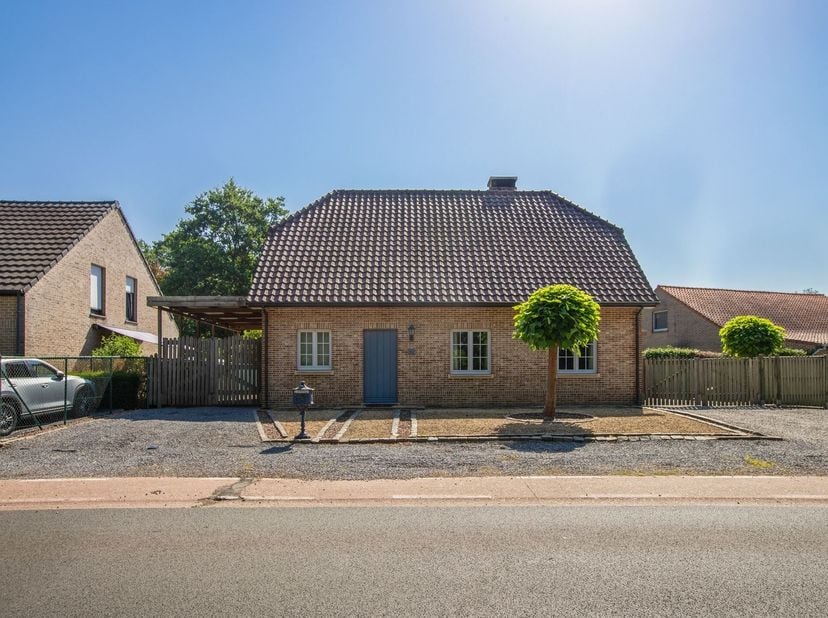 Ligging:<br />
<br />
De woning is gunstig gelegen nabij het centrum van Halen, met winkels, scholen, openbaar vervoer en andere voorzieningen op ko