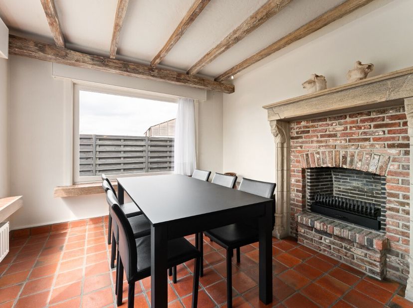 Op een rustige locatie in Deerlijk bevindt zich deze verzorgde en instapklare woning met drie ruime slaapkamers, een zonnige en ruime tuin en praktisc